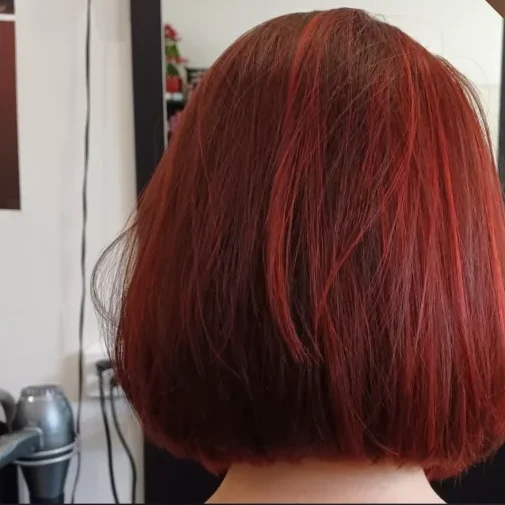 Coloration rouge sur cheveux mi-longs
