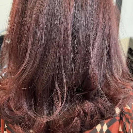 Couleur cuivrée sur cheveux ondulés