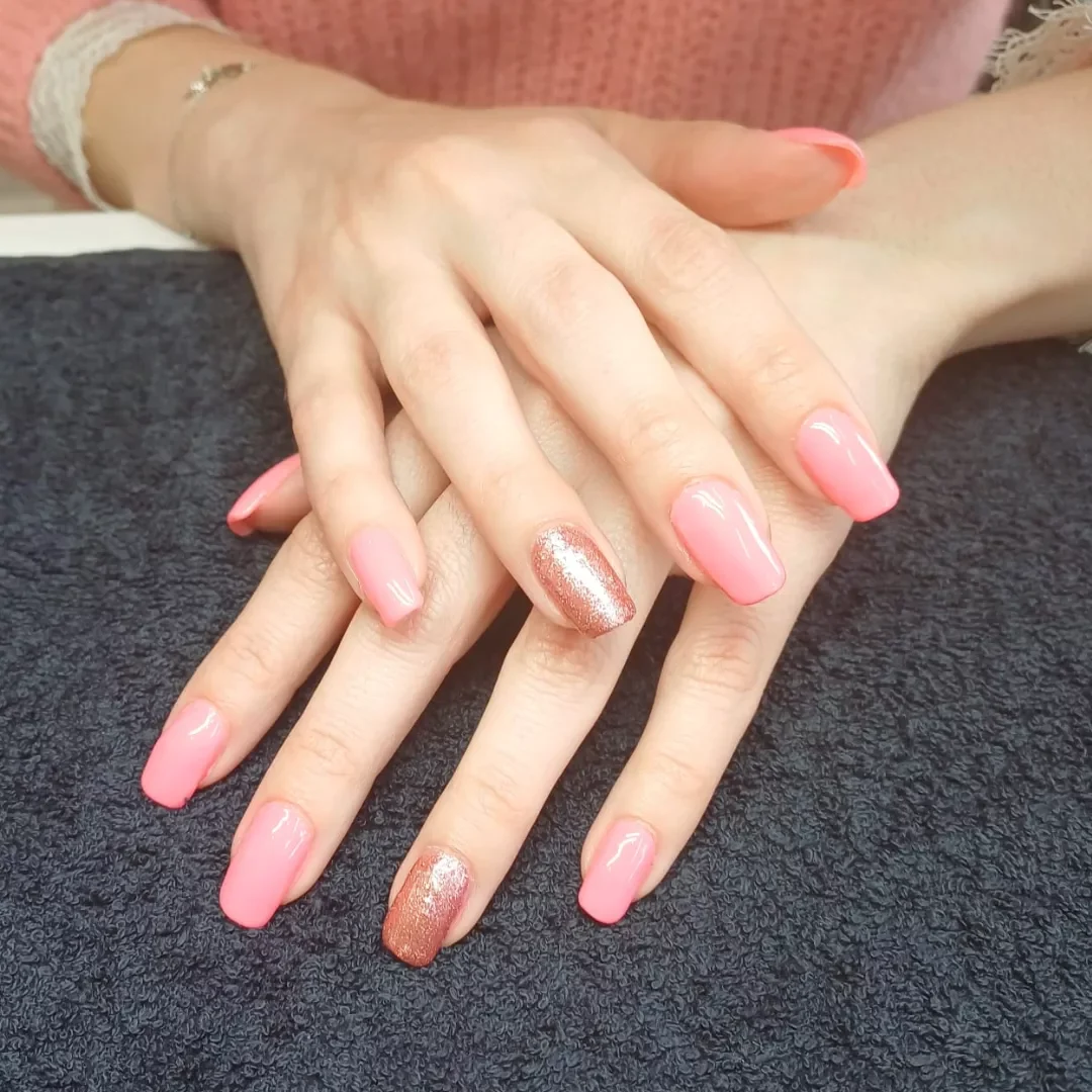 Manucure rose avec un ongle pailleté