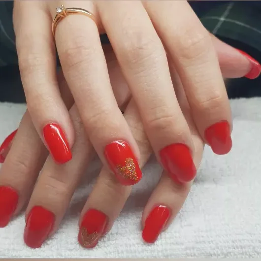 Pose de vernis semi-permanent rouge et résultat de la manucure