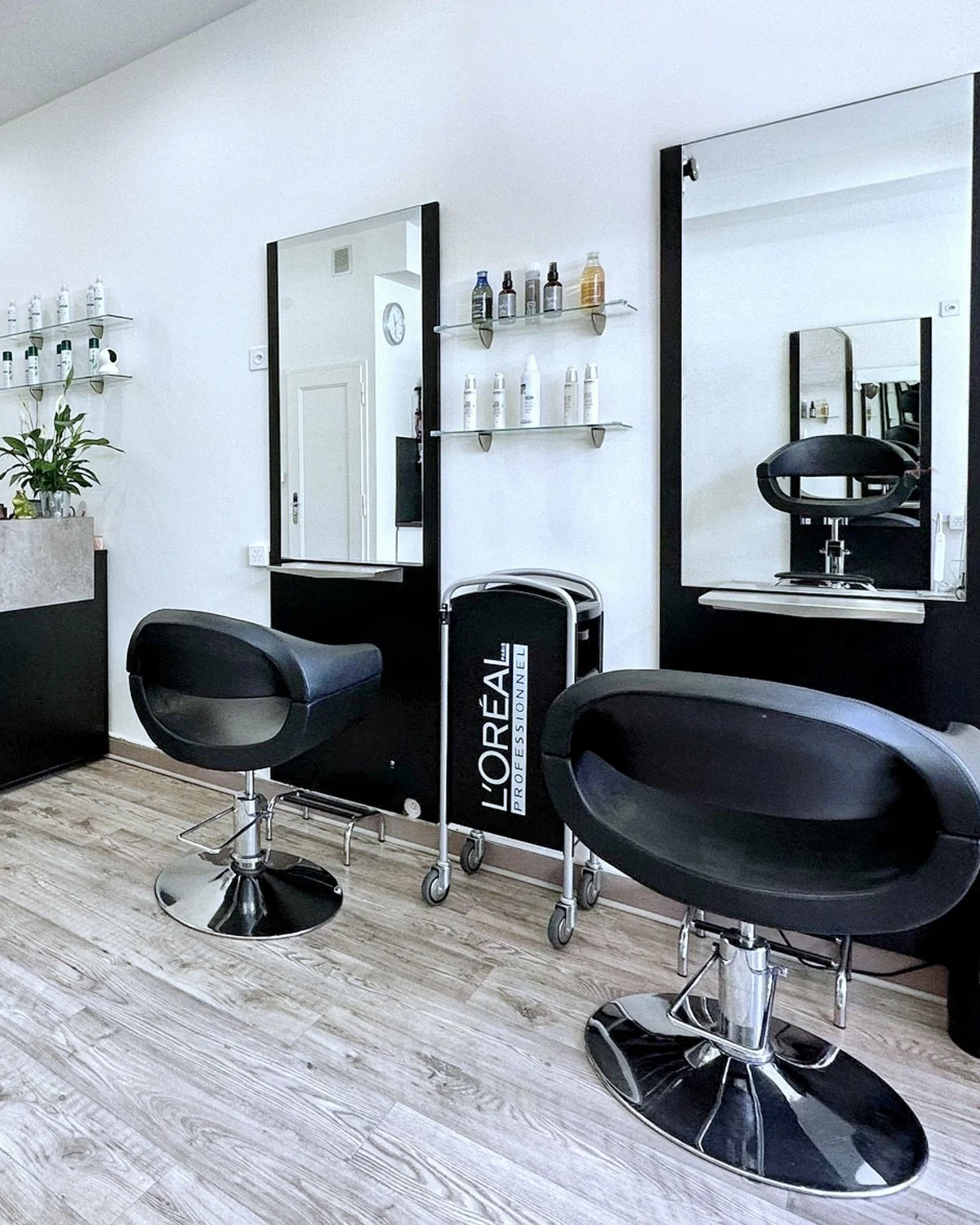 Intérieur du salon Elisa Coiffure à Carouge : fauteuils et miroirs de coiffure