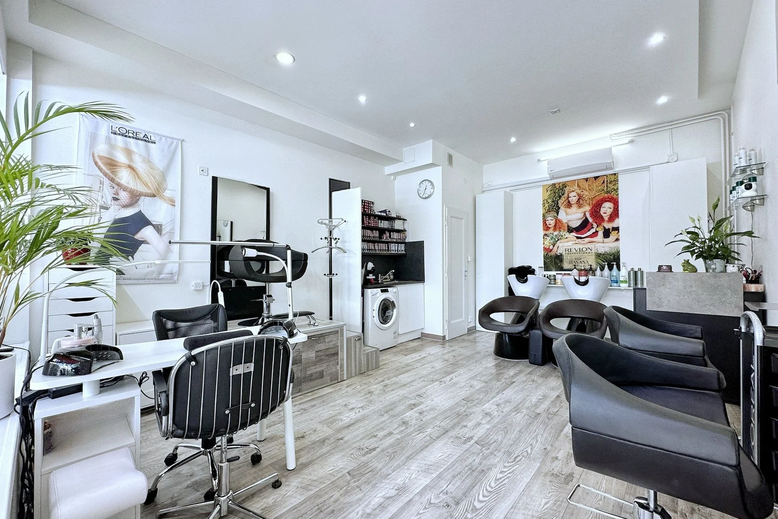 Les postes de coiffure du salon